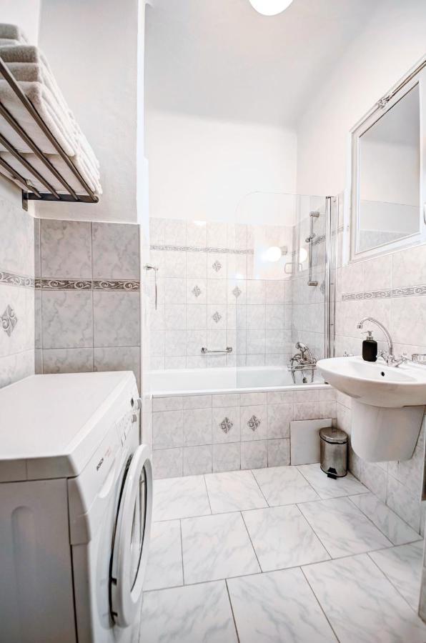 Turnkey I Vintage Terrace Apartment Prag Exteriör bild